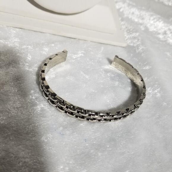 Paparazzi cuff bracelet silver tone 2 6/8"   1.1625 - Picture 1 of 8